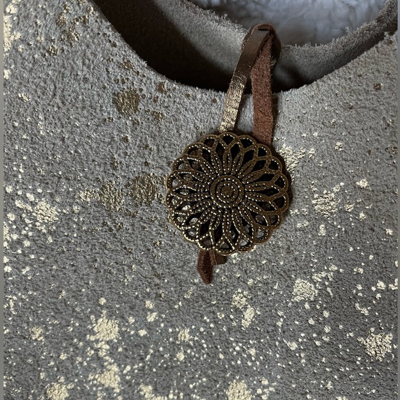 NWT Super Chic MI Based - Cream Colored Suede Leather with Gold Detailing - Picture 4 of 6